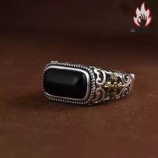 画像4: Antique Jewelry S925 シルバー ヴィンテージ加工 クロス唐草紋 黒オニキス埋め込み メンズリング 個性派デザイン (4)
