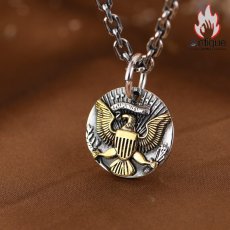画像2: Antique Jewelry S925 シルバー製 ヴィンテージ仕上げ パンク・ヒップホップスタイル 金色イーグル彫刻 ラウンドプレートペンダント ユニセックスファッション (2)