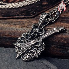 画像3: Antique Jewelry ダークデビルスカル エレキギター メンズネックレス レトロパンク風 チタンスチール ユニークデザイン ペンダント (3)