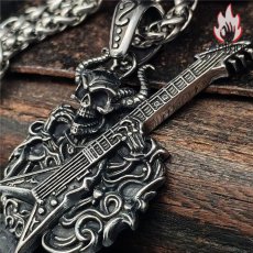 画像4: Antique Jewelry ダークデビルスカル エレキギター メンズネックレス レトロパンク風 チタンスチール ユニークデザイン ペンダント (4)