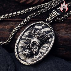 画像2: Antique Jewelry メンズ カエサルスカルペンダント ハンマー仕上げ オリジナルレトロデザイン パンク・ヒップホップ チタンスチール製 (2)