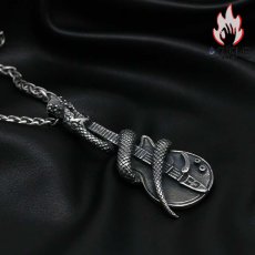 画像3: Antique Jewelry オリジナル 蛇 ベスエレキギター ネックレス ロック チタン鋼 ダーク ヒップホップ ペンダント レトロなアクセサリー (3)