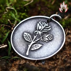 画像4: Antique Jewelry ヴィンテージ風 ローズモチーフ チタンスチールペンダント シンプルで高級感のあるアルファベットラウンドプレートネックレス (4)