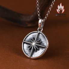 画像2: Antique Jewelry S925 シルバー 円盤コンパス 八芒星ペンダント 十字星芒太陽図案 ヴィンテージ風 ユニセックス (2)