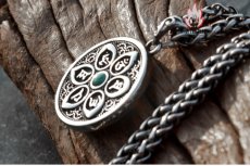 画像13: Antique Jewelry メンズネックレス レトロデザイン 両面彫り 蓮花 & 六字真言 チタンスチールペンダント (13)