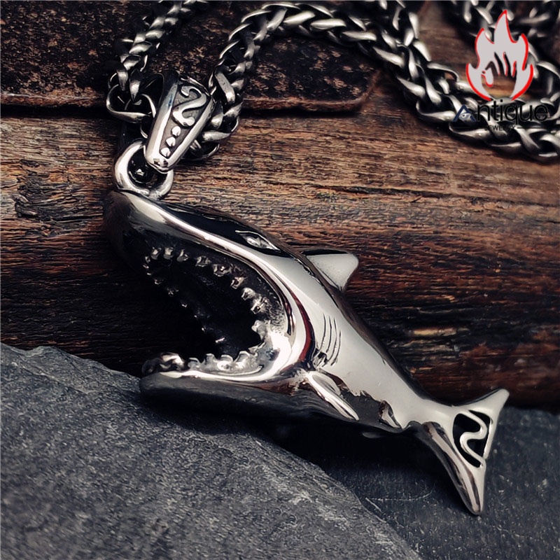 🦈サメペンダント、男たちの個性的アクセ