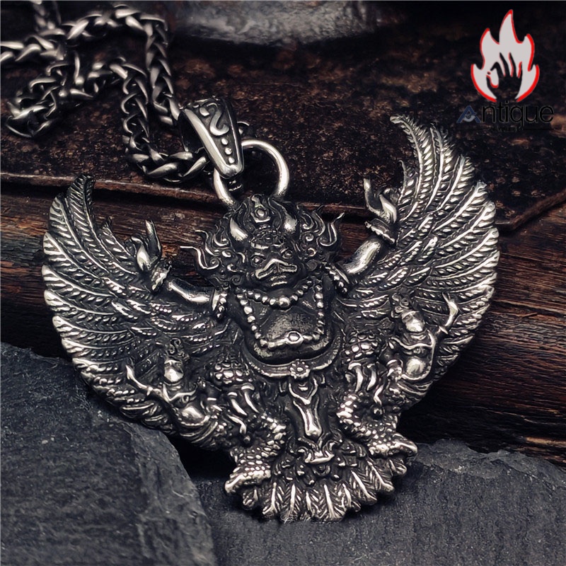 このネックレス、本当に見ていて飽きないんですよ。レトロな雰囲気が漂うチベット式の金翅大鵬鳥がペンダントのメインで、細部まで丁寧に彫られています。