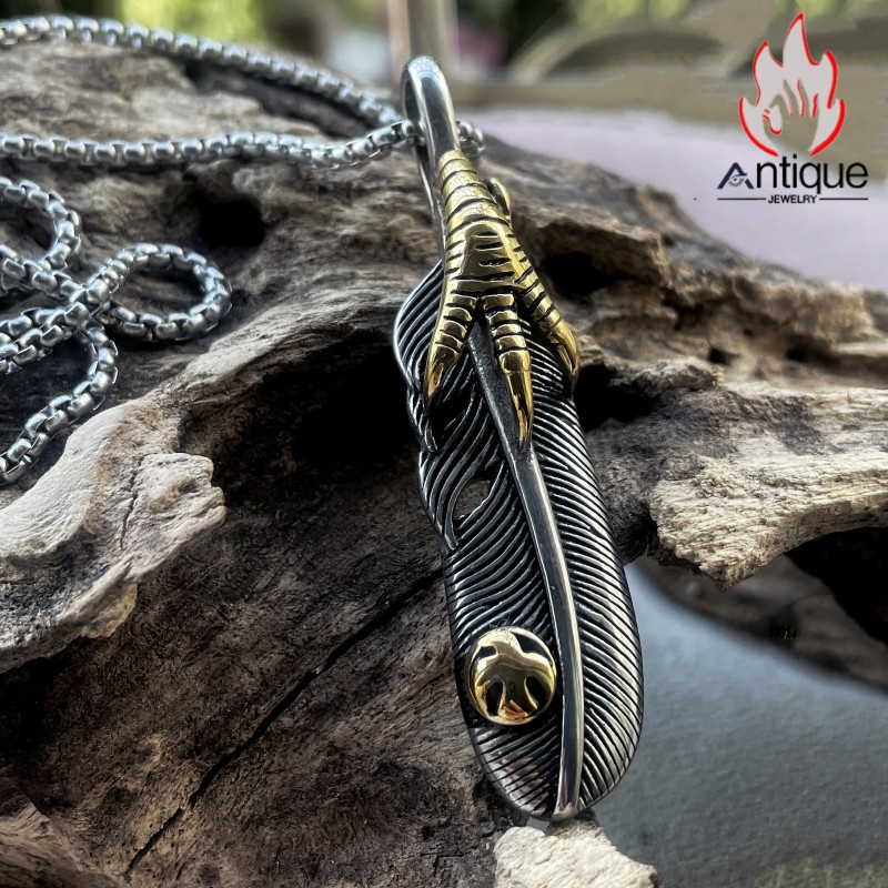 ワシの爪と羽モチーフ ヴィンテージ風ユニセックスペンダント｜上品な雰囲気で個性を添えるファッションネックレス
